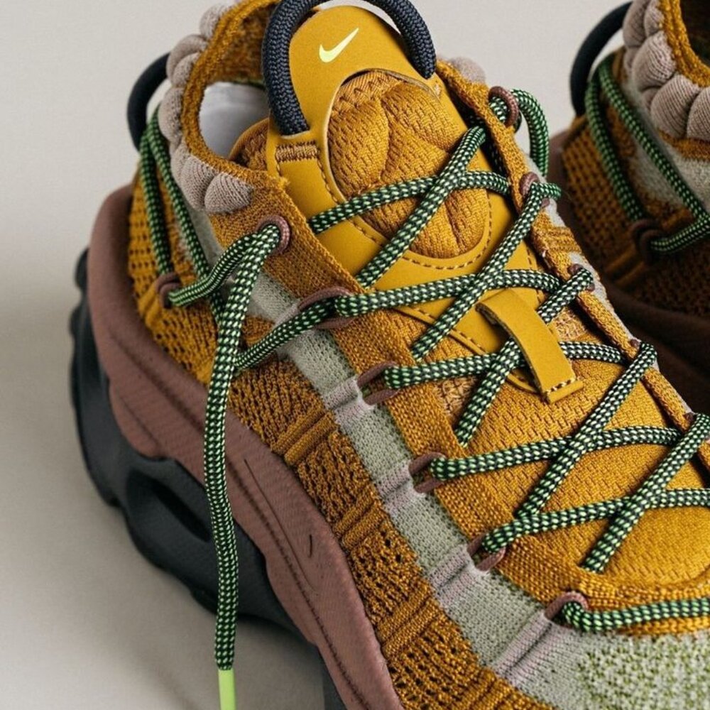 Nike Airmax Flyknit Venture Bronzine 2024, Sz 8 WOMENS